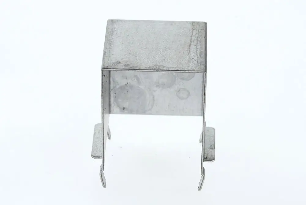 Metallische Abdeckkappe von Bosch, quadratische Form mit zwei seitlichen Halterungen. Eignet sich für den Einsatz in technischen Geräten oder Installationen.